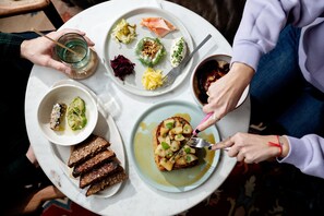 Breakfast, lunch and brunch served