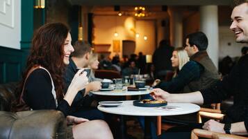 Breakfast, lunch and brunch served