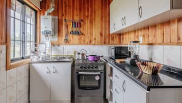 Microwave, kompor, mesin pembuat kopi/teh, dan ketel listrik