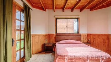 Family Cottage, Mountain View | Egyptian cotton sheets, premium bedding, down comforters