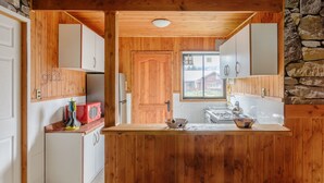 Casa rural familiar, vistes a la muntanya | Cuina compartida | Cafetera i tetera, microones, placa de cuina i bullidora elèctrica 