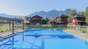 Piscina a l'aire lliure, cabanes gratuïtes i para-sols 