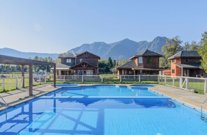 Una piscina al aire libre, camas de piscina gratis, sombrillas