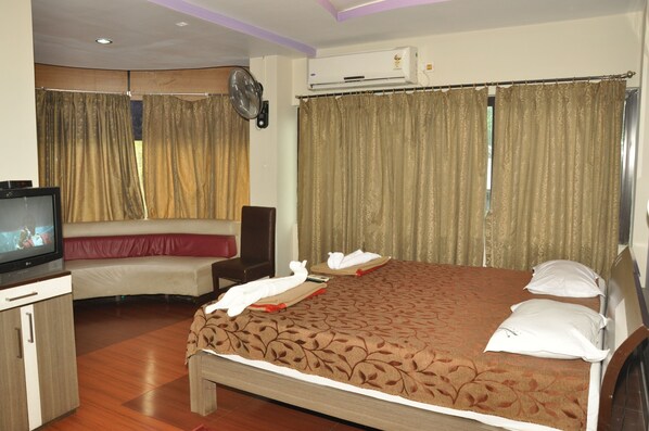 Deluxe-rum | Sängtillbehör av högsta kvalitet, skrivbord och arbetsyta för laptop