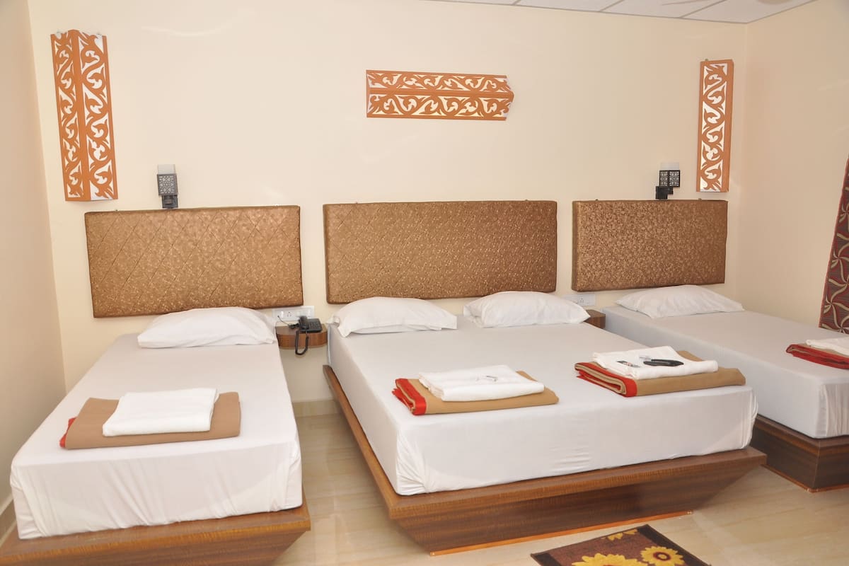 Family Room | 1 bedroom, premium bedding, desk, laptop workspace