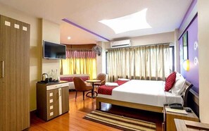Deluxe Executive | Premium bedding, desk, laptop workspace, free WiFi