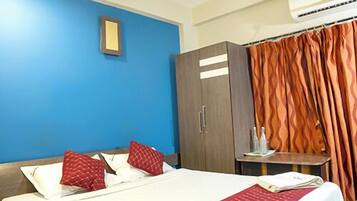 Deluxe Executive | Premium bedding, desk, laptop workspace, free WiFi