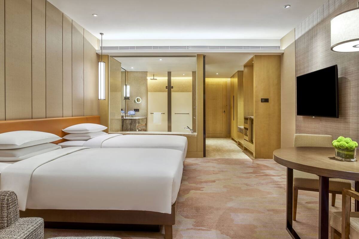 Seprai antialergi, selimut bulu angsa, minibar, dan brankas