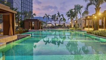 Una piscina al aire libre (de 07:00 a 22:00), sombrillas, tumbonas
