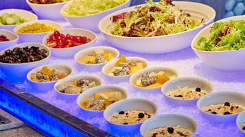 Daily buffet breakfast (CNY 168 per person)