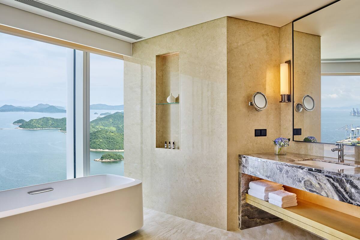 Bathtub dan shower terpisah, bathtub besar,  dan pancuran hujan
