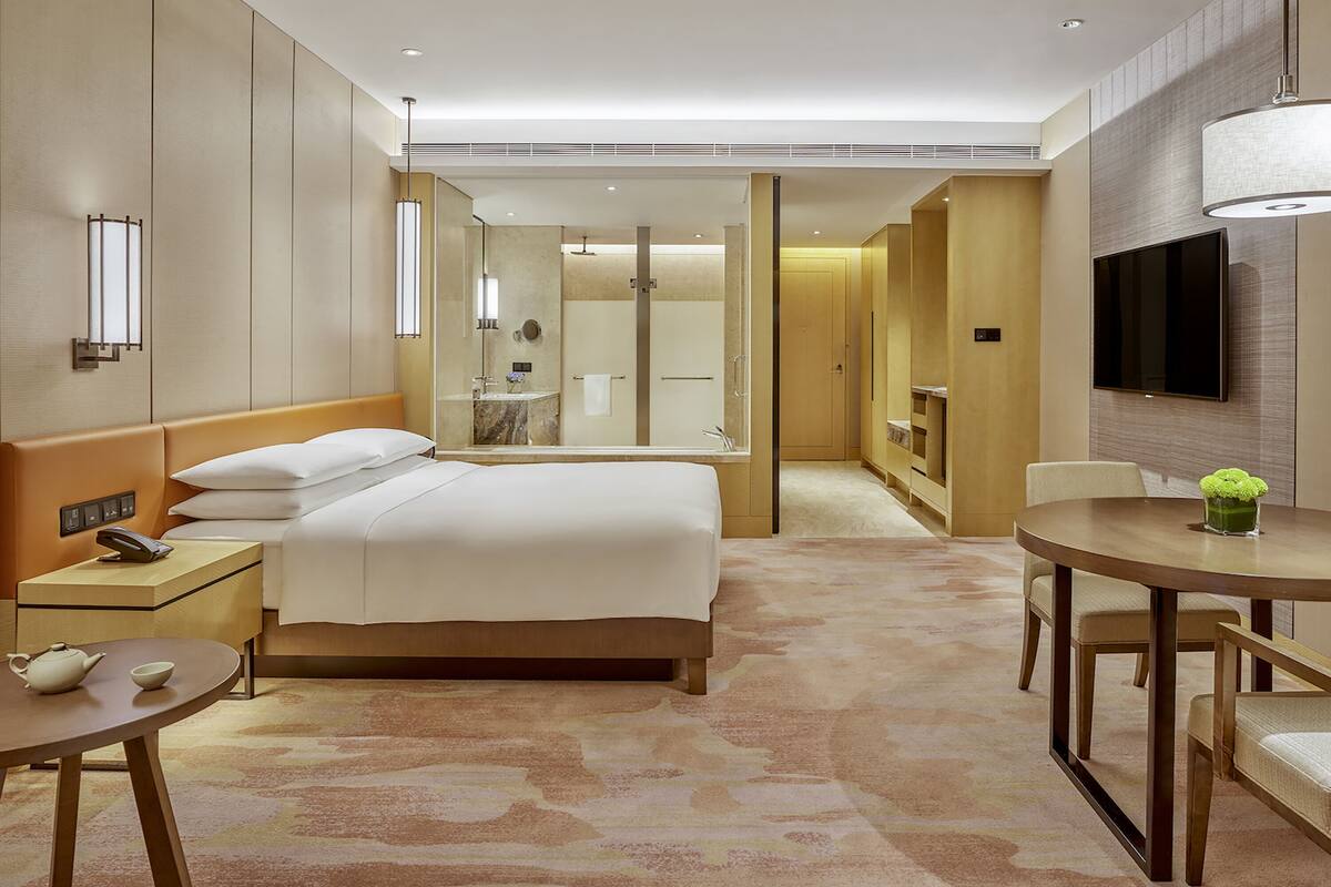 Kamar, 1 Tempat Tidur King | Seprai antialergi, selimut bulu angsa, minibar, dan brankas