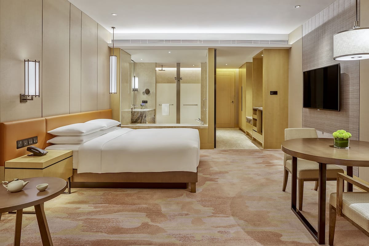 Room, 1 King Bed | 1 bedroom, hypo-allergenic bedding, down comforters, minibar