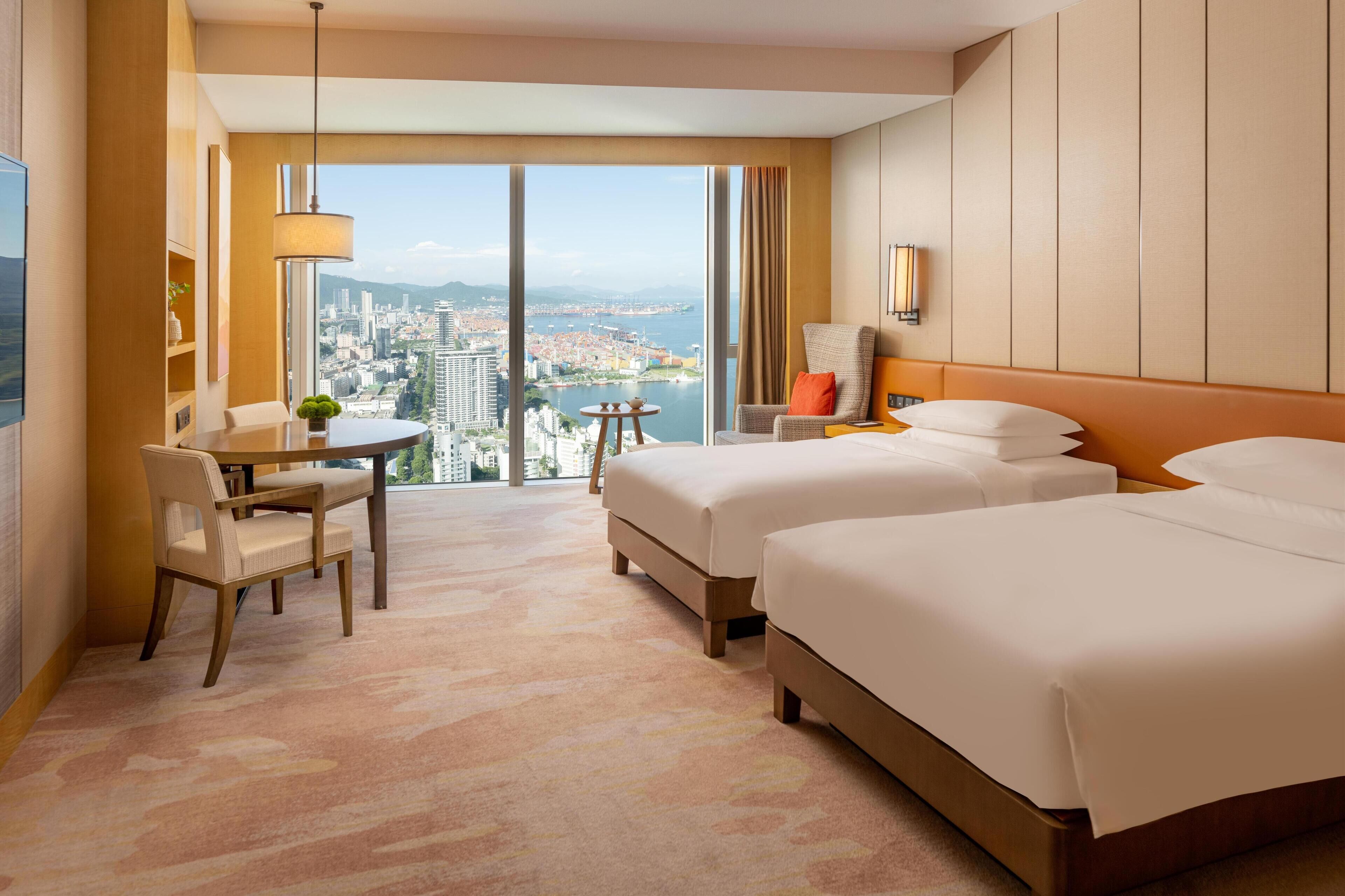 客房, 2 张单人床, 部分海洋景观 | 防过敏的被褥、羽绒被、迷你吧、客房内保险箱