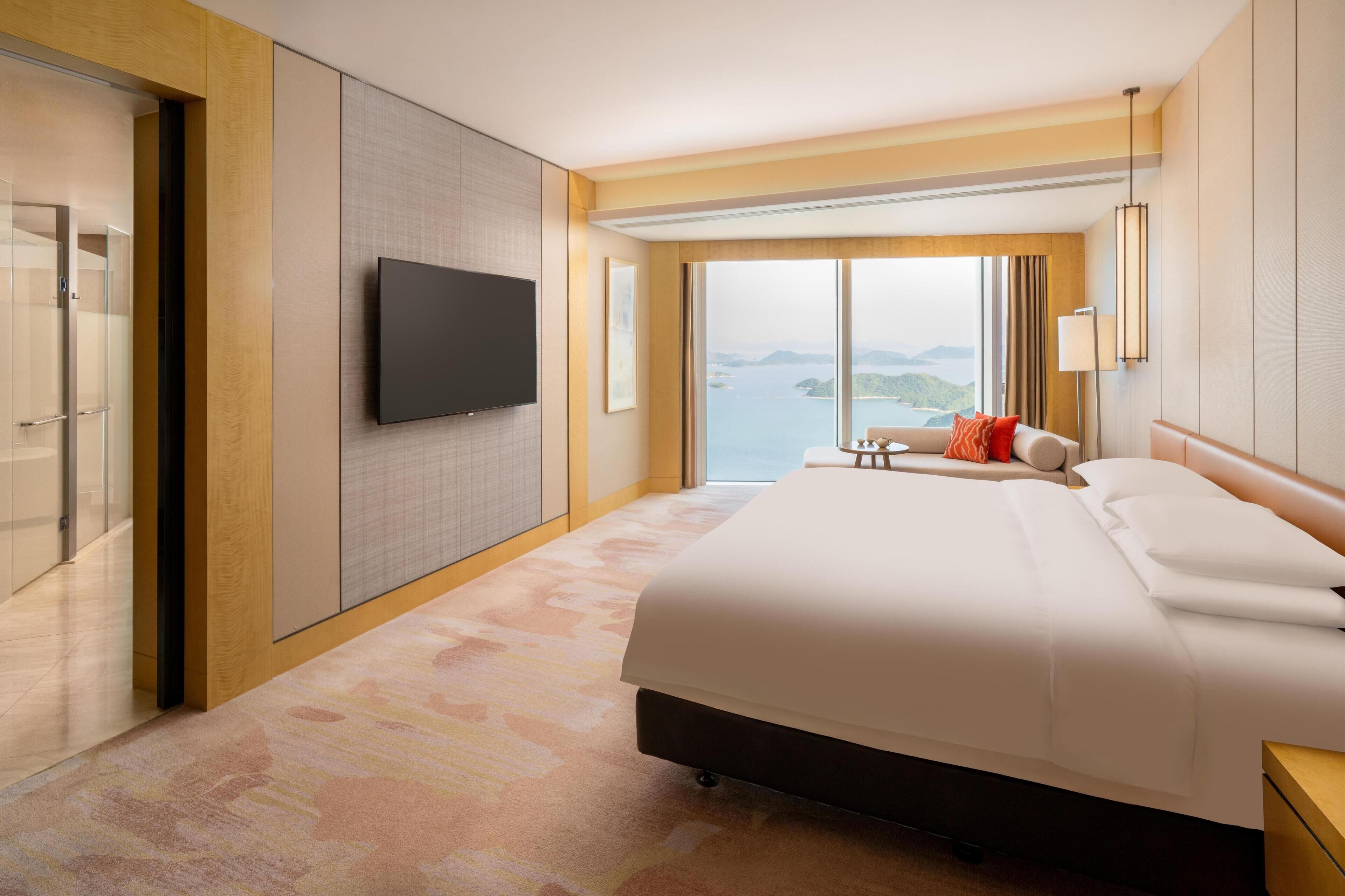 华丽客房, 1 张特大床, 海洋景观 | 防过敏的被褥、羽绒被、迷你吧、客房内保险箱