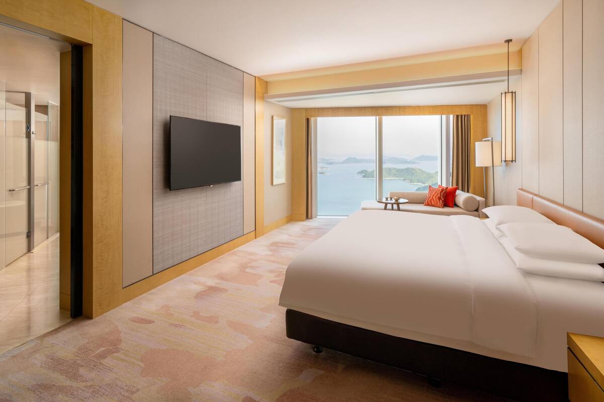 Kamar Deluks, 1 Tempat Tidur King, pemandangan samudra | Seprai antialergi, selimut bulu angsa, minibar, dan brankas