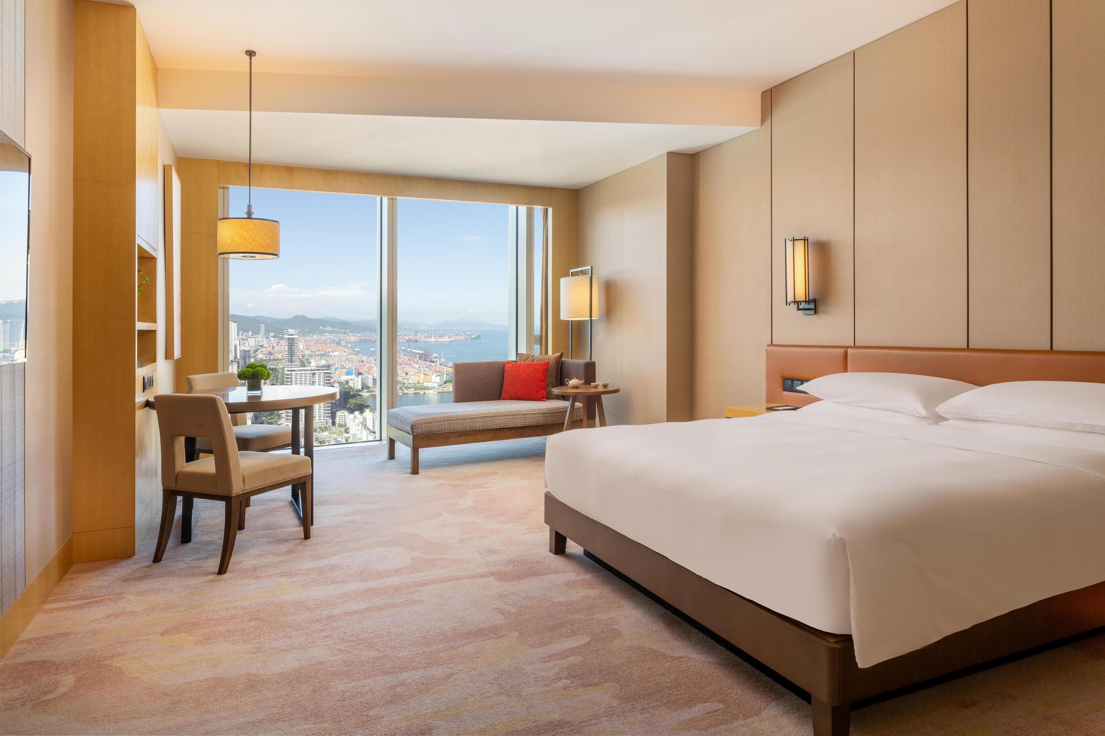 客房, 1 张特大床, 部分海洋景观 | 防过敏的被褥、羽绒被、迷你吧、客房内保险箱