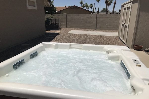 Banyera d'hidromassatge a l'aire lliure