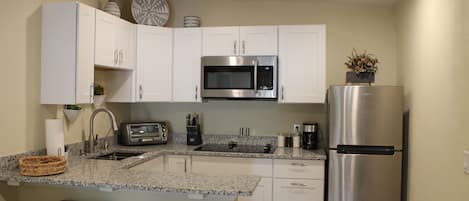 Frigorífic, microones, placa de cuina i cafetera i tetera