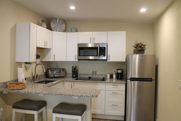 Een koelkast, een microgolfoven, een kookplaat