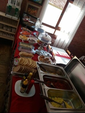 Free daily buffet breakfast - Paratibela Pousada (Anchieta)