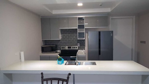 Kühlschrank, Mikrowelle, Ofen, Wasserkocher