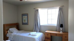 4 bedrooms, free WiFi, bed sheets - 4+br/2ba house near OaklandAirport & RaiderStadium (Oakland)