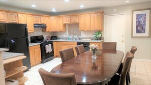 Fridge, microwave, oven, stovetop - 4+br/2ba house near OaklandAirport & RaiderStadium (Oakland)