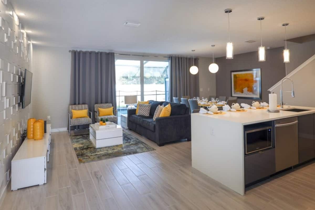 Appartement, 4 slaapkamers | Woonkamer | Een smart-tv
