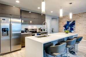 Condo, 4 habitaciones | Cocina privada | Refrigerador con congelador, microondas, horno y parrilla de estufa 
