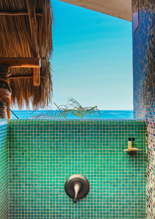 Large Casita #1 Ocean View | Baño | Regadera, amenidades de baño gratuitas, secadora de cabello, toallas