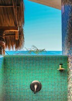 Large Casita #1 Ocean View | 욕실 | 샤워 시설, 무료 세면용품, 헤어드라이어, 타월