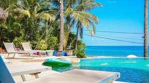 室外游泳池，提供日光浴躺椅