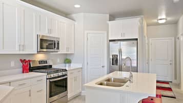 Townhome, 3 Bedrooms | Private kitchen | Fridge, microwave, oven, dishwasher
