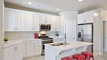 Townhouse, 3 kamar tidur | Dapur pribadi | Lemari es, microwave, oven, dan mesin pencuci piring