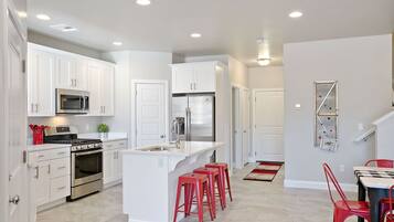 Townhome, 3 Bedrooms | Private kitchen | Fridge, microwave, oven, dishwasher