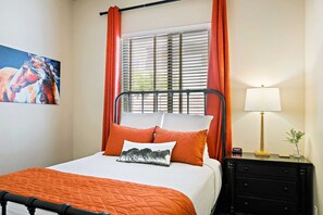 Townhome - 3 sovrum | 3 sovrum, arbetsyta för laptop, strykjärn/strykbräda och barnsängar