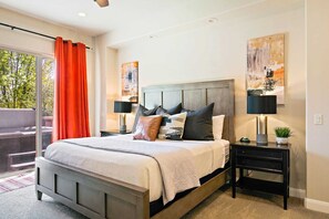 Townhome - 3 sovrum | 3 sovrum, arbetsyta för laptop, strykjärn/strykbräda och barnsängar