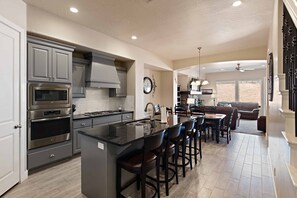 Nhà liên kế, 4 phòng ngủ | Bếp riêng | Tủ lạnh, lò vi sóng, lò nướng, dụng cụ pha cà phê/trà 