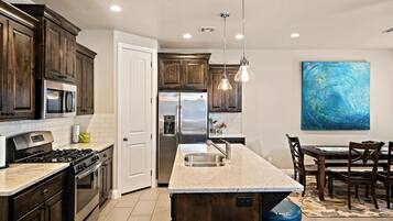 타운홈, 침실 3개 | 전용 주방 | 냉장고, 전자레인지, 오븐, 커피/티 메이커