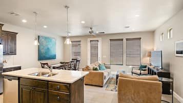 Resortwoning, 3 slaapkamers | Woonruimte | Een 36-inch smart-tv met kabelzenders, televisie en streamingdiensten