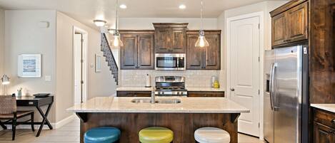 Casa de ciudad, 3 habitaciones | Cocina privada | Refrigerador, microondas, horno y cafetera y tetera