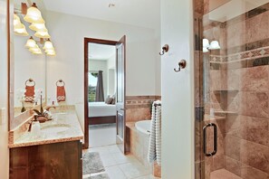 Stadtwohnung, 3 Schlafzimmer | Badezimmer | Handtücher, Shampoo
