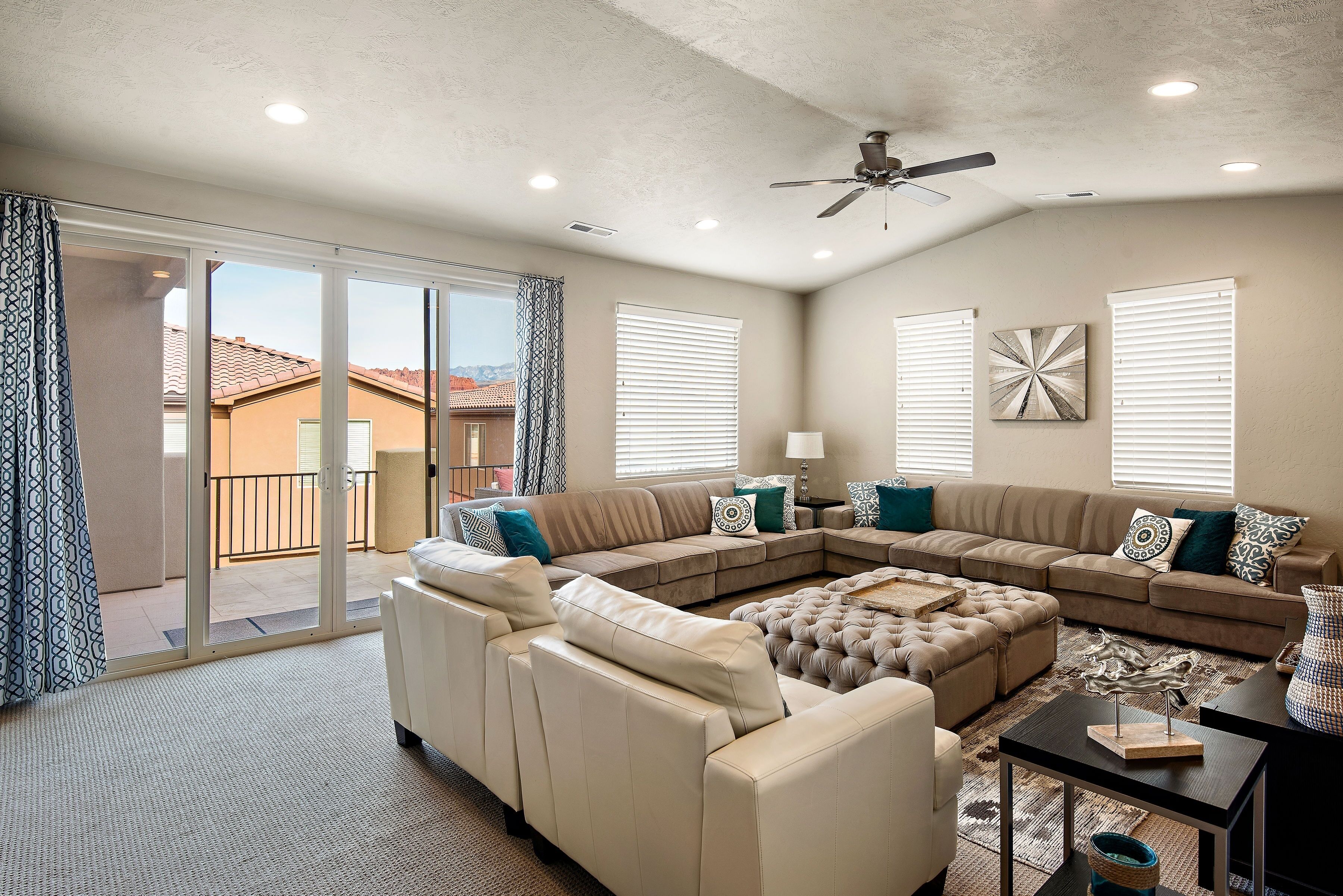 ハウス 4 ベッドルーム | リビング エリア | スマートテレビ