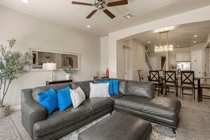 Casa de ciudad, 4 habitaciones | Área de sala de estar | Smart TV 