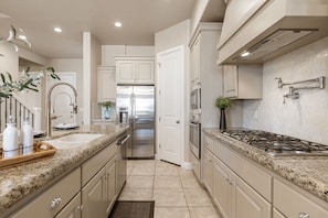 Townhome, 3 Bedrooms | Private kitchen | Fridge, microwave, oven, coffee/tea maker