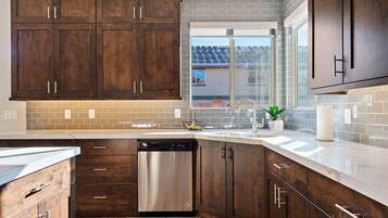 House, 6 Bedrooms | Private kitchen | Fridge, microwave, oven, coffee/tea maker