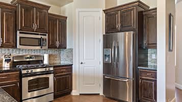 Townhome, 3 Bedrooms | Private kitchen | Fridge, microwave, oven, dishwasher