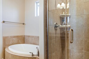 Resortwoning, 3 slaapkamers | Badkamer | Een haardroger, handdoeken, shampoo