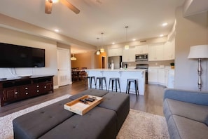 Condo, 3 Bedrooms | Living area